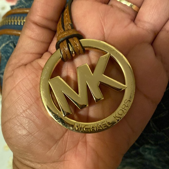 Michael Kors Greyson Satchel
DENIM 💙…Beautiful Blue
Brown Handle Accents 🤎 - Picture 6 of 14